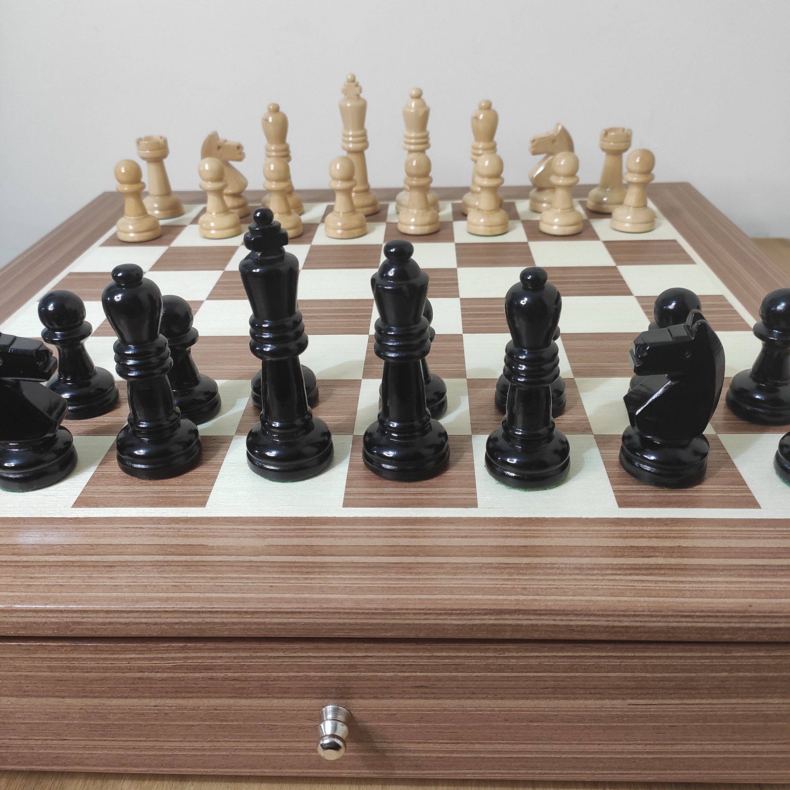 Conjunto Peças e Tabuleiro de Xadrez com gaveta 43×43 Linheiro e Marfim –  Jadoube